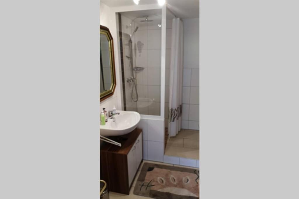 Ruhige Ferienwohnung Inklusive Garten Souterrain - Neu Renoviert Lachen Екстериор снимка